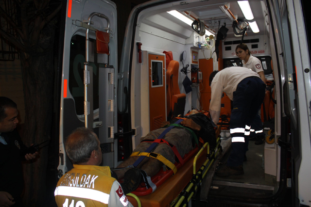 Balık tutarken kayalıklara düşen genç yaralandı