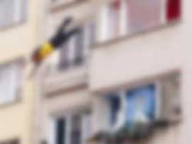 BALKONDAN DÜŞTÜ...