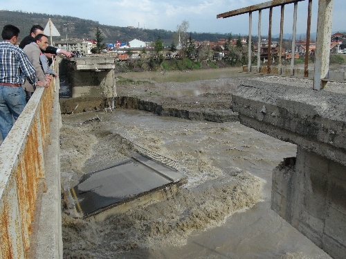 BAŞBAKAN, ÇAYCUMA KÖPRÜSÜ İÇİN DEVREDE: İŞİ HIZLANDIRIN..