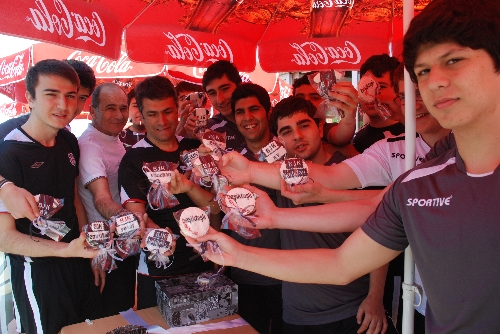 BAYAN TARAFTARDAN KURABİYE JESTİ..