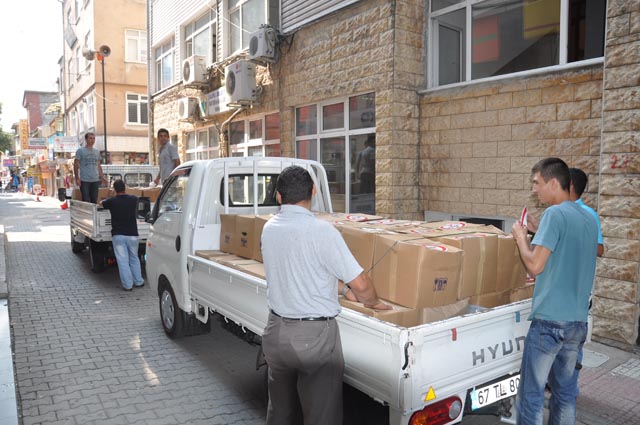 Belediye, Erdemirin de desteği ile kumanya yardımı yapıyor...