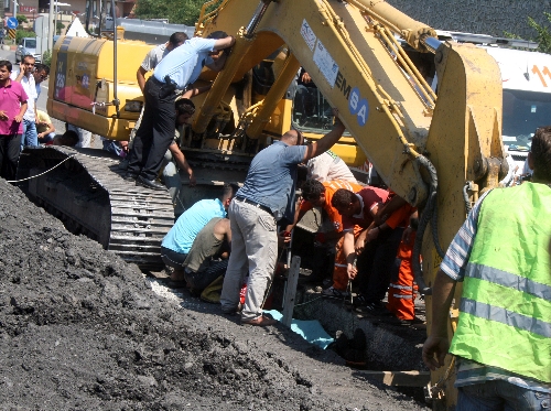 Belediye işçisi göçük altında can verdi...