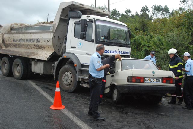 Belediye kamyonu kaza yaptı; 1 ölü...