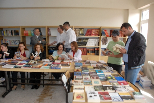 BEŞİKTAŞ TARAFTARLARI DERNEĞİNDEN LİSEYE KİTAP HEDİYESİ