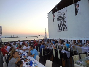 BEŞİKTAŞ TARAFTARLARI İFTAR YEMEĞİNDE BİR ARAYA GELDİ..