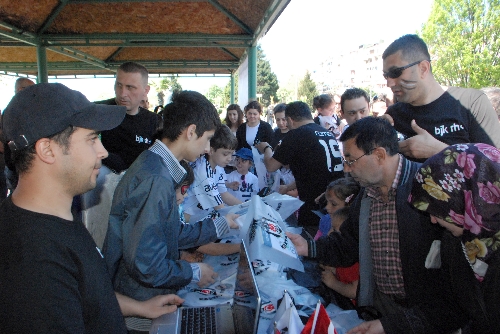 BEŞİKTAŞ TARAFTARLARINDAN 1903 ÇOCUĞA 1903 KİTAP..