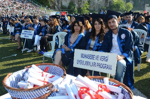 BEÜDE ÖĞRENCİLER, MEZUNİYET SEVİNCİ YAŞADI..