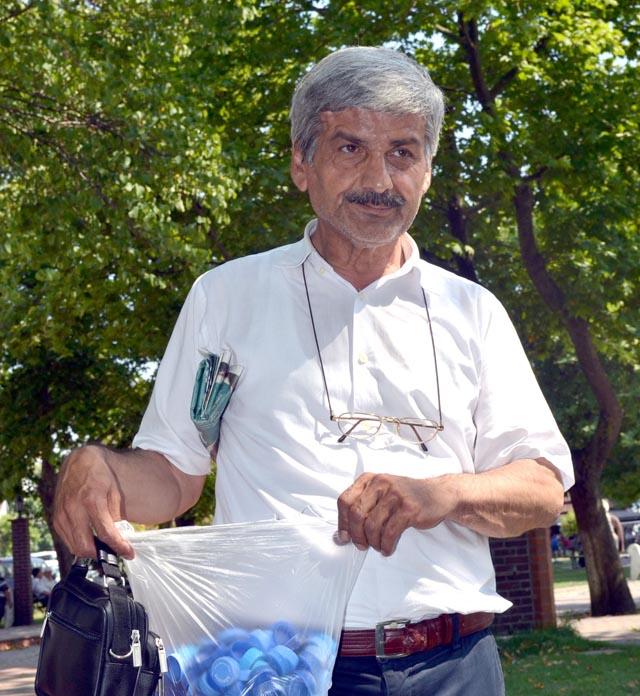 Bıkmadı usanmadı 10 bin kapak topladı...