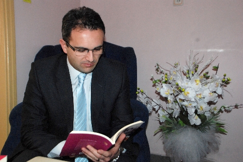 BİR AYDA 14 BİN SAYFA KİTAP OKUYAN VELİ, BİRİNCİ OLDU..