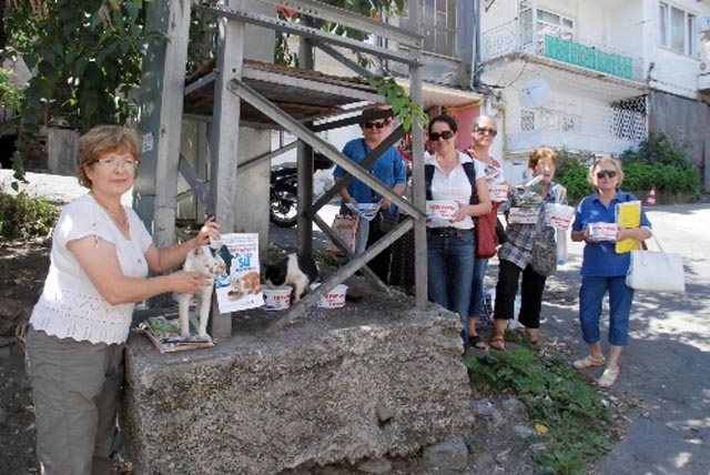 BİR KAP SU BIRAKTILAR...