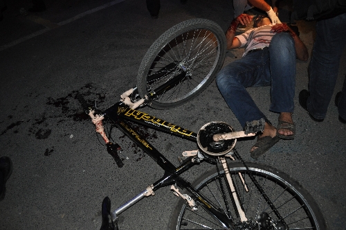 BİSİKLETİN FRENİNİ FAZLA SIKINCA TAKLA ATTI..