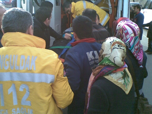 BİSİKLETİYLE GEZİNTİYE ÇIKAN GENCE TİCARİ TAKSİ ÇARPTI..