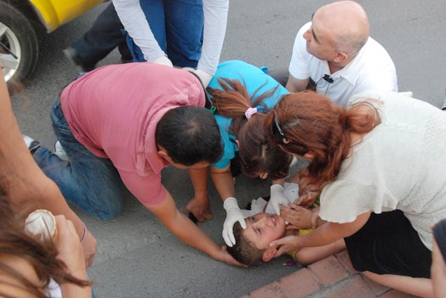 Bisikletle karşıdan karşıya geçerken otomobil çarptı