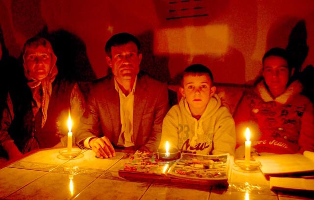 BORÇLARI YOK AMA KARANLIKTA KALDILAR...