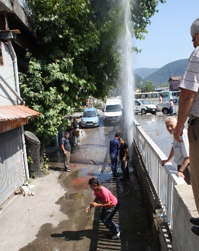 BOŞA AKAN SUYU GÜÇLÜKLE KESTİLER..