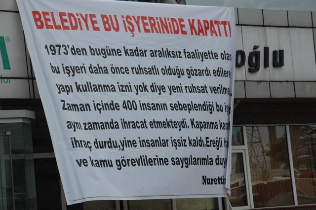 Bu pankartı belediye zabıtası yırtıp aldı!