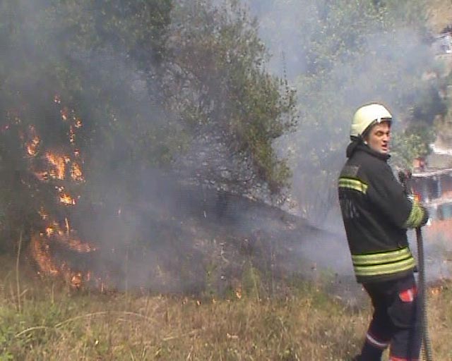 Çalılık alanda çıkan yangın korkuttu