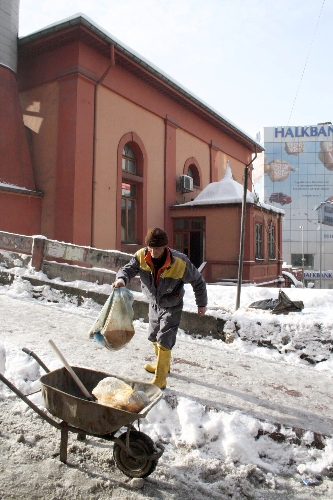 CAMİ ÖNÜNDE ÇÖP TEPKİ ÇEKİYOR..