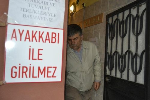 CAMİNİN TUVALETİNE AYAKKABI İLE GİRİLMİYOR..