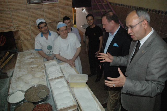 Candan Erdemir caddesinde esnaf gezilerine devam etti