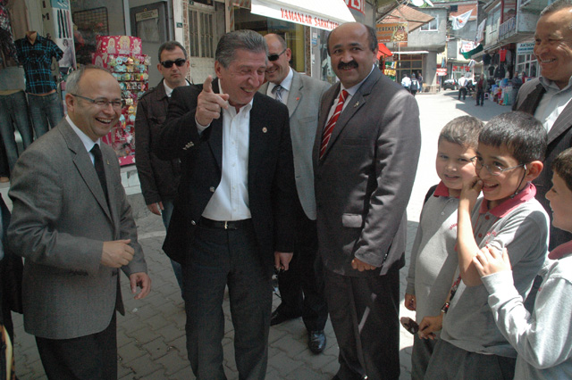 Candan girmedik kapı sıkmadık el bırakmıyor