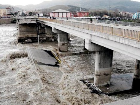 ÇAYCUMADAKİ KÖPRÜDE İKİNCİ ÇÖKME..