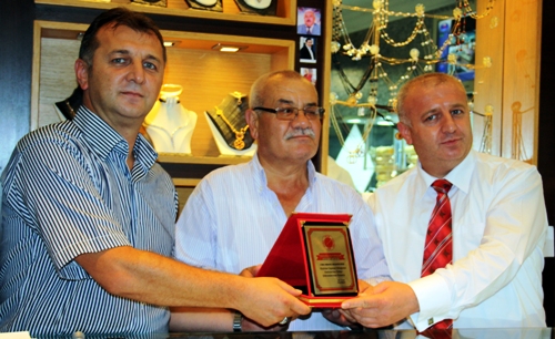 ÇELİK?TEN YAZICIOĞLU?NA TEŞEKKÜR PLAKETİ..