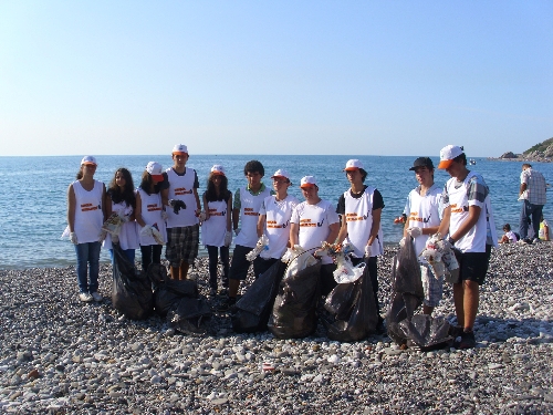 ÇEVRECİ GENÇLER ÇÖP TOPLADI, VATANDAŞLAR İZLEDİ..