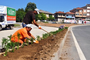 ÇİÇEKLENDİRME ÇALIŞMALARI SÜRÜYOR..