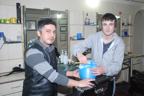 ÇIRAKLAR, BERBERLİK MESLEĞİNE BALON TRAŞI İLE BAŞLIYORLAR..