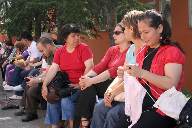 Çocukları sınava giren kimi aileler Kuran okudu kimileri kazak ördü