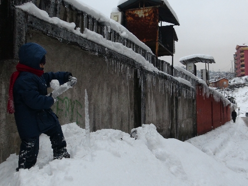 ÇOCUKLARIN BUZLA TEHLİKELİ OYUNU..