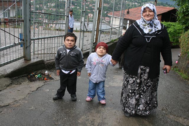 Cüce kardeşler engel tanımadı, oylarını kullandı