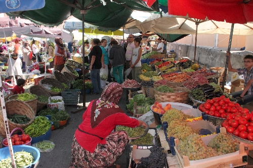 CUMARTESİ PAZARININ KÖYLÜ ÜRETİCİLERİ DERTLİ..