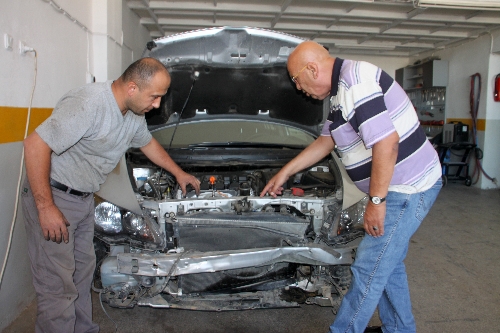 DAĞDAN DÜŞEN KAYA PARÇALARI OTOMOBİLE ZARAR VERDİ..