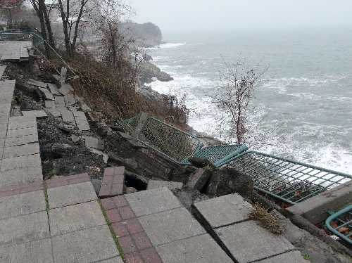 DALAGALARIN ETKİSİYLE ÇÖKEN KALDIRIMIN ONARILMAMASINA TEPKİ..