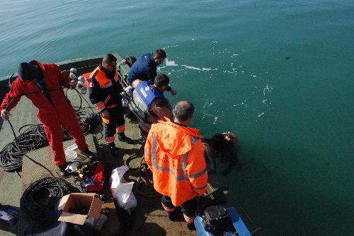 DALGIÇLAR GEMİYİ GÖRÜNTÜLEDİ..