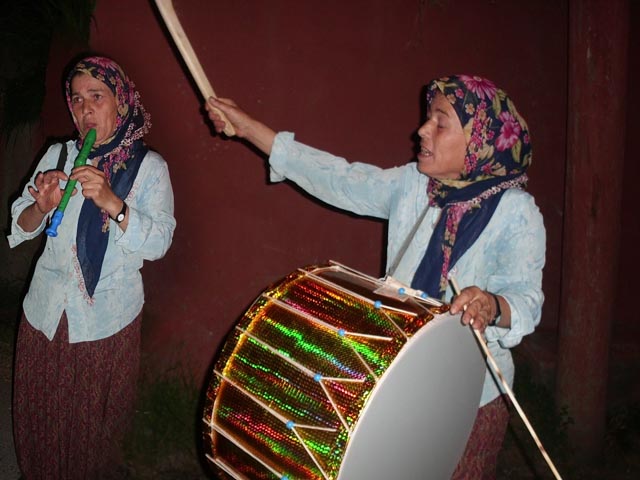 Davul ve flütle sahura kaldırıyor
