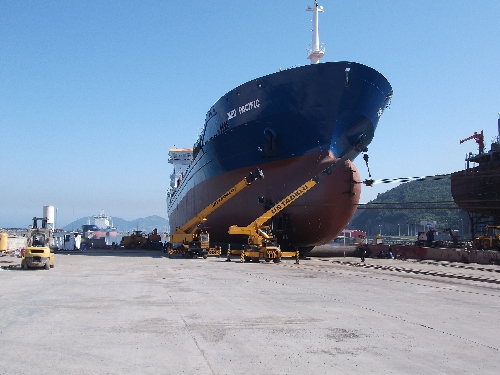 DENİZE İNDİRİLMEDEN KARAYA OTURAN GEMİ 3 AYDA KURTARILDI..