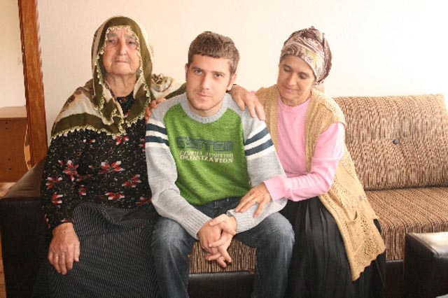 DEPREMDEN YARALI KURTULDU...