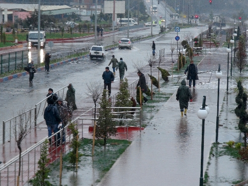 DEV DALGALAR ÇOCUK PARKINI SULAR ALTINDA BIRAKTI..