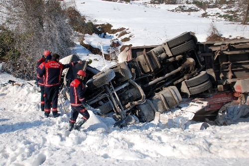 DEVRİLEN TIRIN ALTINDA KALAN SÜRÜCÜ, HAYATINI KAYBETTİ..