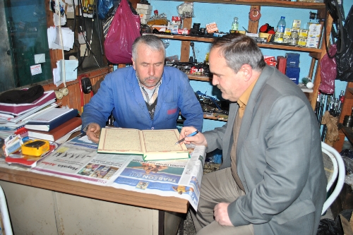 DİN GÖREVLİLERİ ESNAFA İŞ YERİNDE KURAN- KERİM ÖĞRETİYOR..