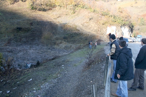 DİYALİZ HASTALARINI TAŞIYAN SERVİS KAZA YAPTI...