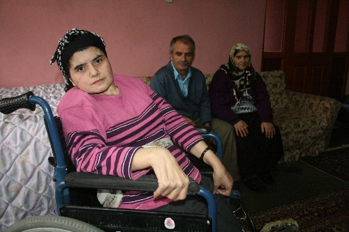 DOKTORLARIN UMUT VERMEDİĞİ KIZ, YILLAR SONRA AYAĞA KALKTI..