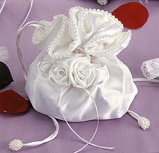 DÜĞÜNDE GELİNE TAKILAN ALTIN VE PARA KESESİ ÇALINDI..