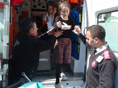 DUMANDAN ETKİLENEN ÖĞRENCİLER TABURCU EDİLDİ..