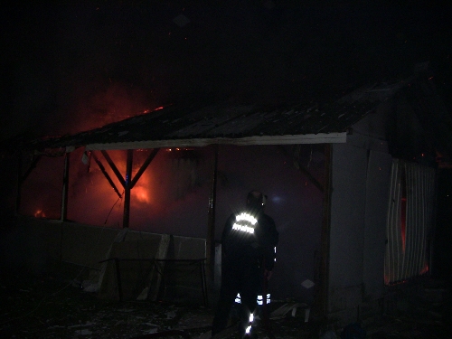 DÜZCEDE YANAN EVDE BİR KİŞİ ÖLDÜ..