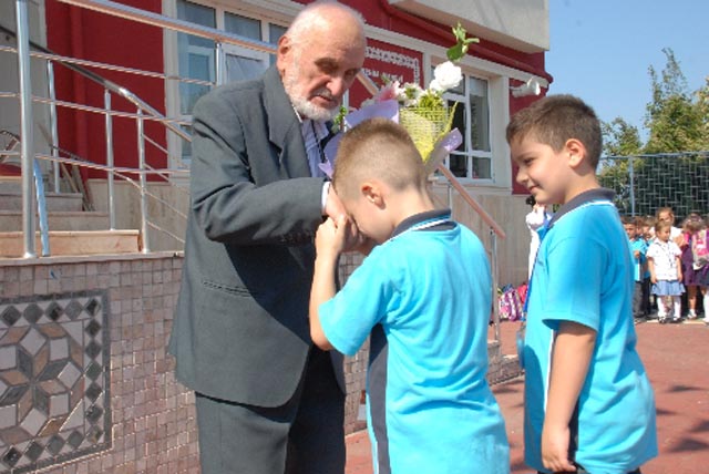 EĞİTİM DEDE ÖĞRENCİLERİNİ YALNIZ BIRAKMADI...