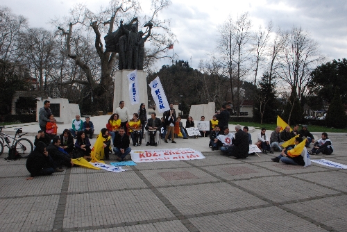 EĞİTİM SEN ÜYELERİNDEN OTURMA EYLEMİ..